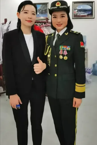 歌手白雪对自己的脸型不满意,所以去做针灸,做拉伸,希望自己能变美!