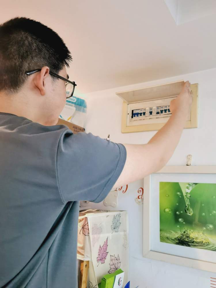 由物理老师陈辰执笔,精心撰写了一份《学生家庭用电安全自查简明流程