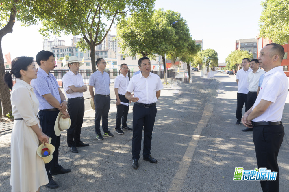 市委书记朱平波来到省运会青少年组(u15)足球比赛新市中学赛场,查看
