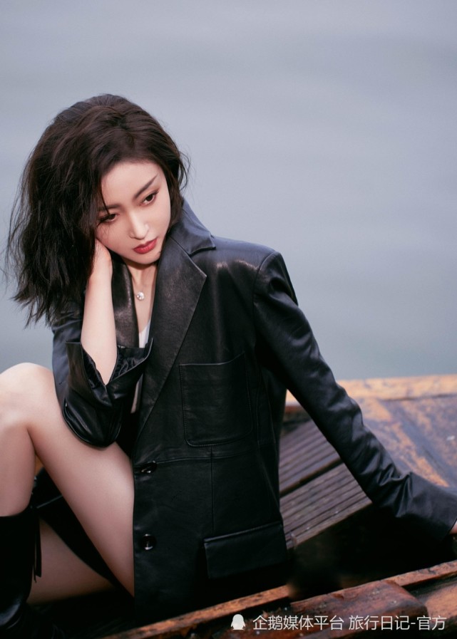 张天爱西湖小船酷飒写真,皮衣背心搭短裤尽显修长美腿身材