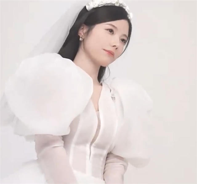 rng严君泽晒婚纱拍摄视频一个举动闪到粉丝他太喜欢盯妻了