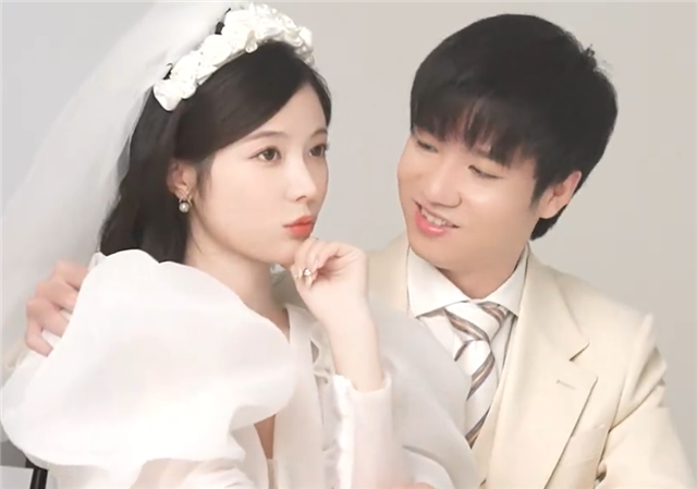 rng严君泽晒婚纱拍摄视频一个举动闪到粉丝他太喜欢盯妻了