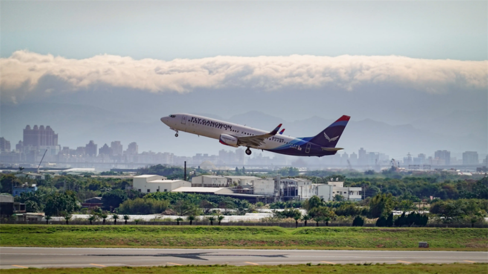 军用机场,则是供军用飞机起降的场所,台湾省较大规模的有屏南,新竹