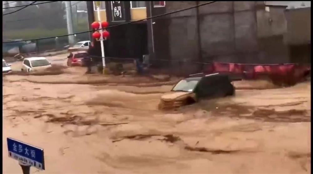 山西中阳特大暴雨已致5人失联，洪水滚滚而过多辆车被冲走