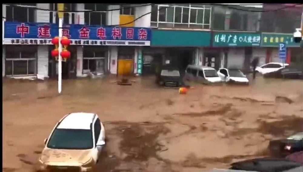 山西中阳特大暴雨已致5人失联，洪水滚滚而过多辆车被冲走