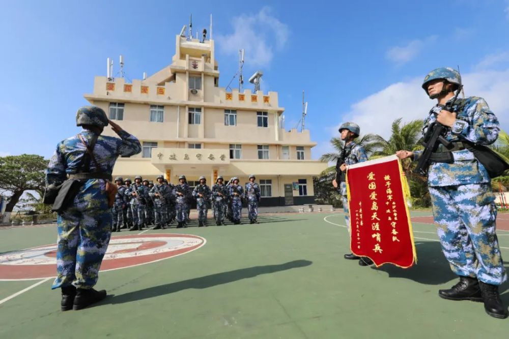 东部战区官兵参观“海南岛战役专题展”，学习制胜要诀