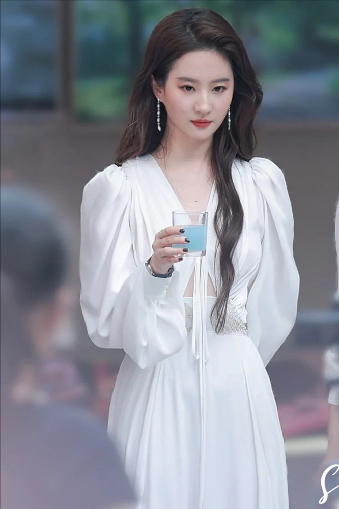 刘亦菲活动未修生图曝光一袭长裙气质拉满漂亮姐姐谁不爱呢