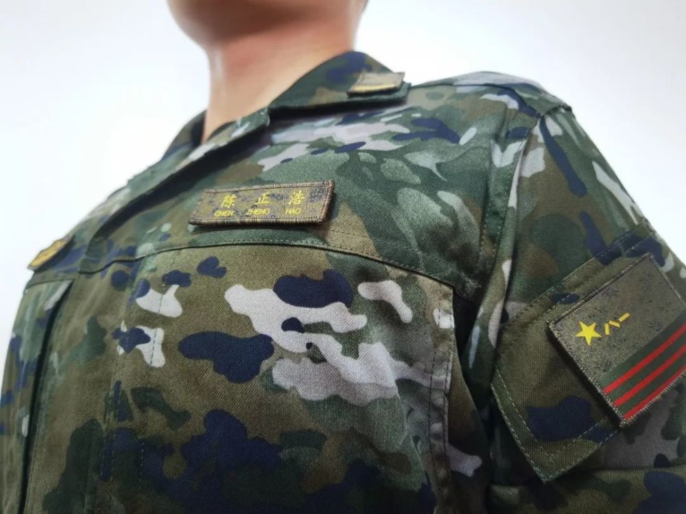 "新迷彩服所有标识采用了暗化处理,可以更好的伪装""胸前两侧的口袋改