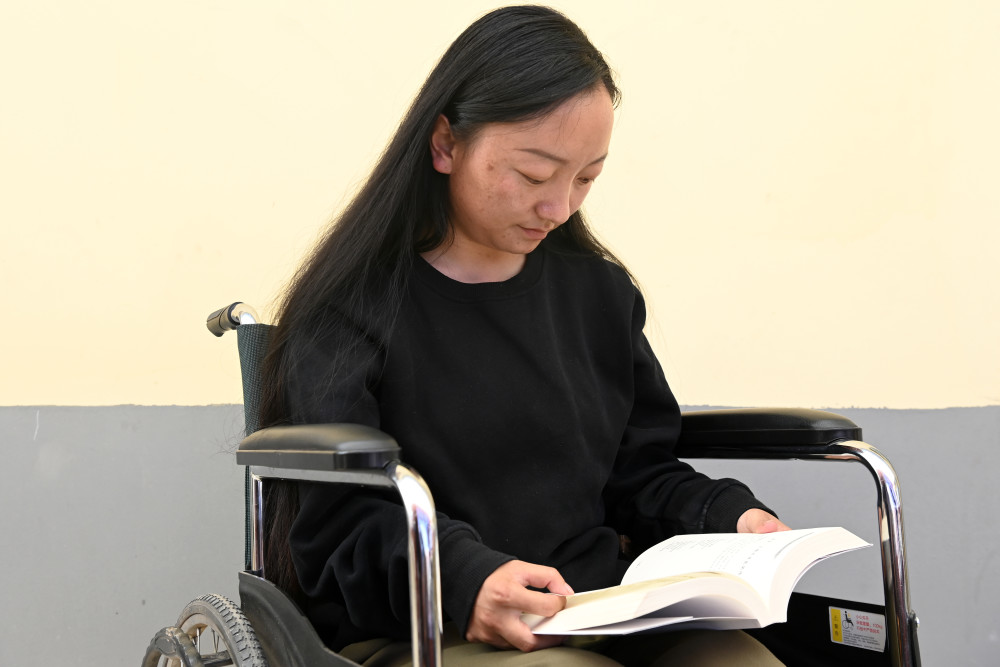 新华全媒90后肢残女孩除了轮椅我还有诗和远方