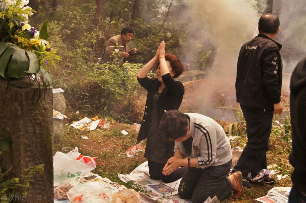 其次,上坟本身是一件比较沉重,悲伤的事情,孕妇暴露在这样的氛围环境