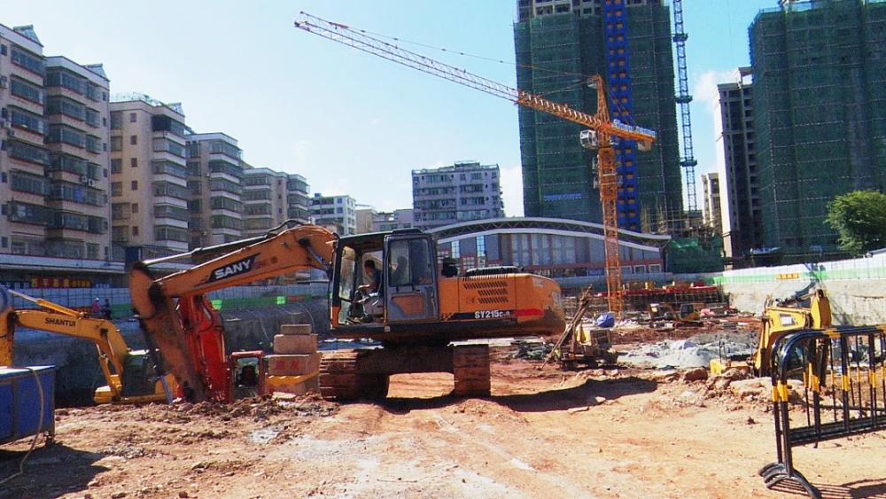 增加400个公共停车位市公共地下停车场建设项目预计明年6月份建成