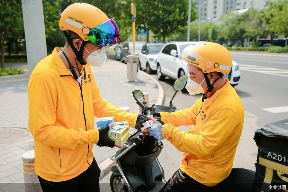 美团外卖在京发放万余件防暑药品，多项举措呵护骑手身心健康