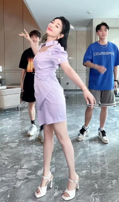 黄奕也是个狠人上完浪姐身材大突破穿挂脖裙同小鲜肉热舞好美