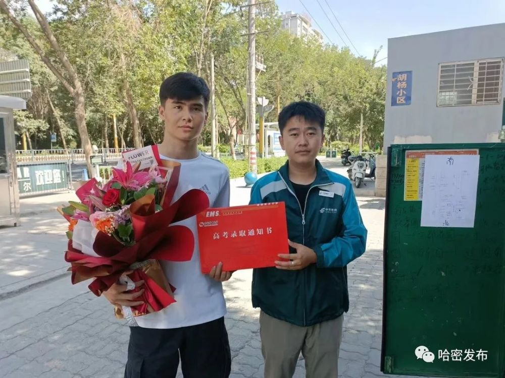 安全送达哈密迎来高考录取通知书投送高峰