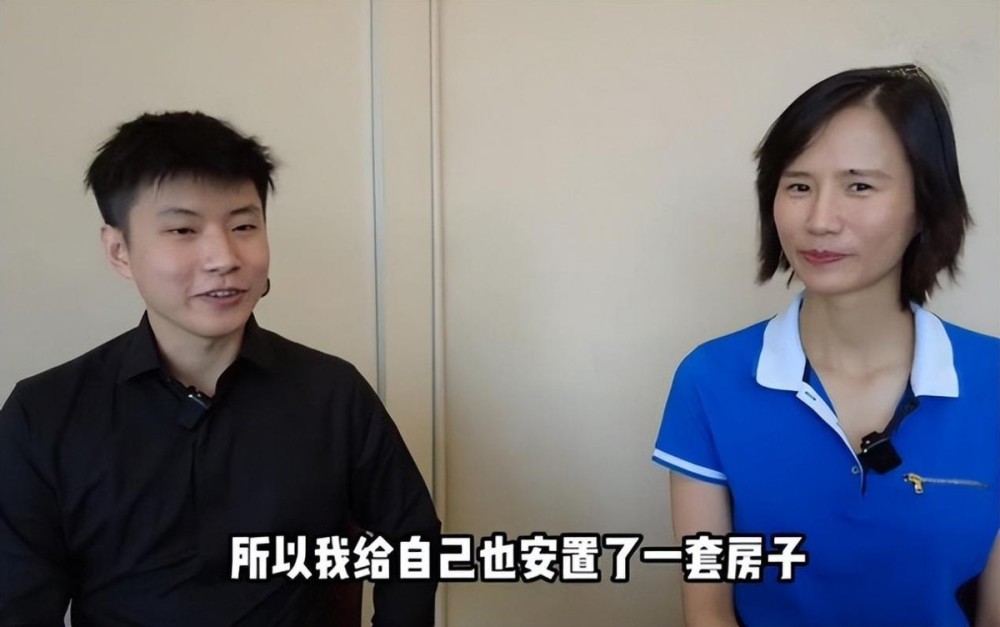 也能看出赵心童逆天的大长腿,1米85的身高,健硕的体型,赵心童随便一张