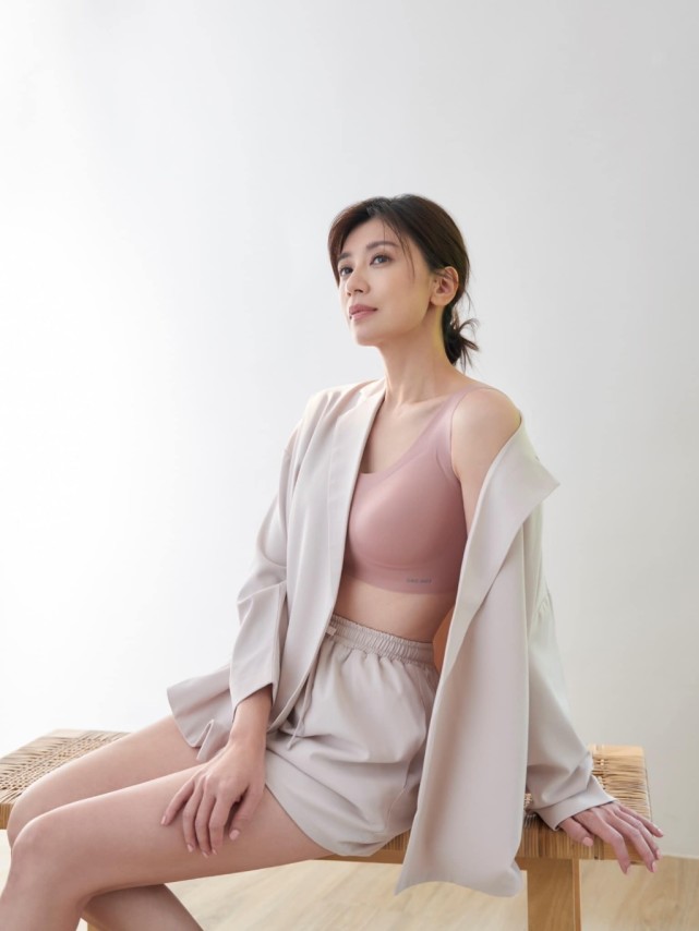 贾静雯新造型彻底封神48岁穿露脐装拍大片秀身材同龄少见