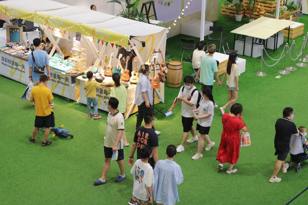 商场中摆摊流动市集带来有趣又新奇的夏日逛街体验