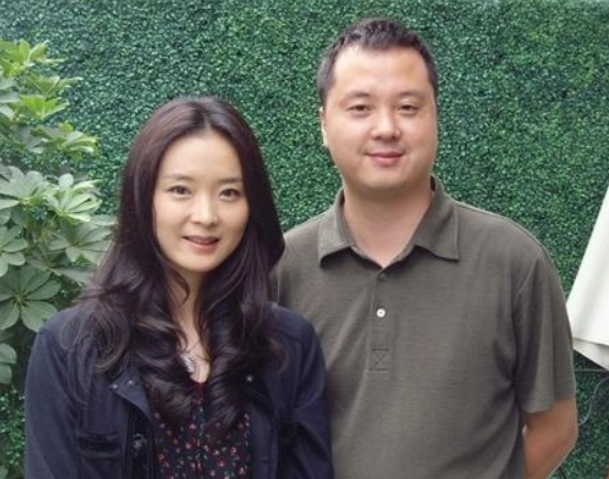 46岁王艳和老公近照图片