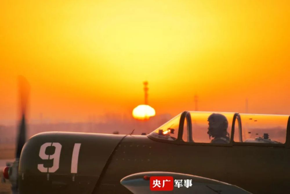 突发！韩国一架F-4“鬼怪”战机坠海飞行员跳伞画面曝光爱课是老师在线吗