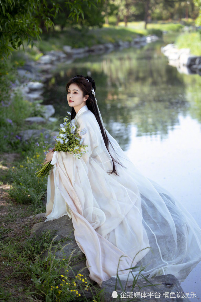 白鹿是仙女下凡吧?穿古装拍古风写真,置身湖边宛如温柔大小姐