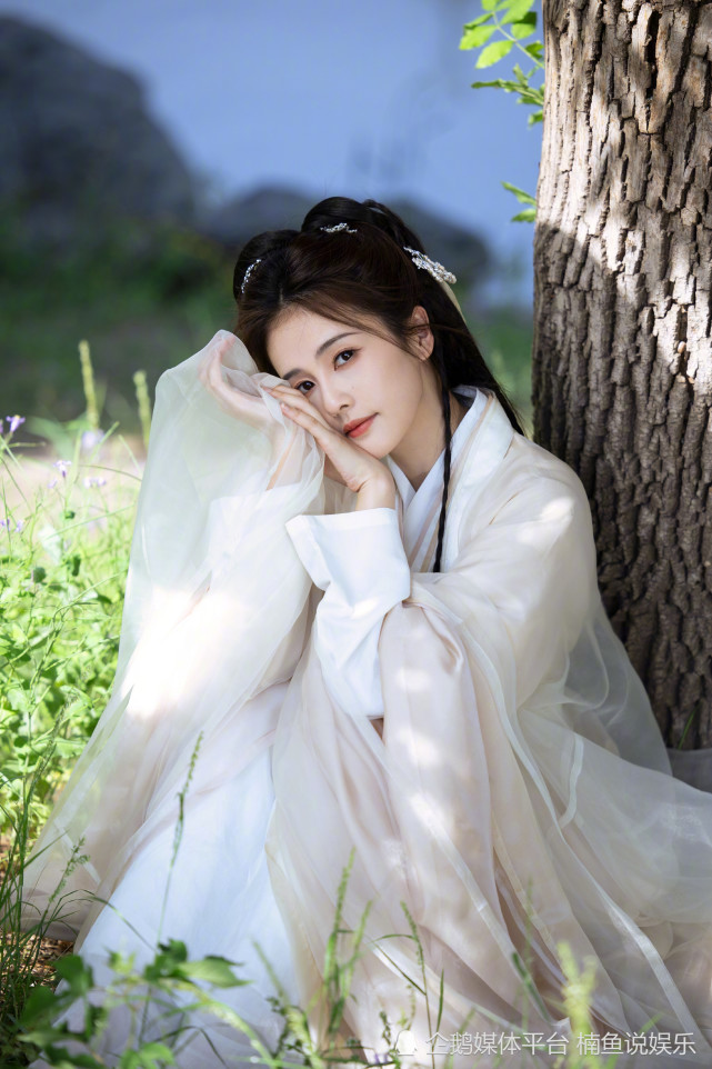 白鹿是仙女下凡吧?穿古装拍古风写真,置身湖边宛如温柔大小姐