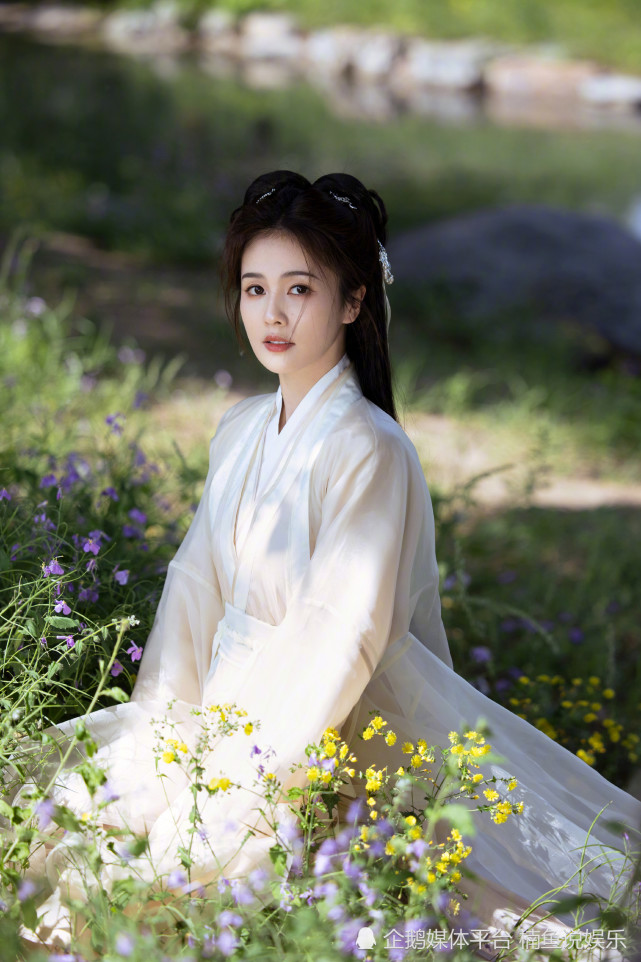 白鹿是仙女下凡吧?穿古装拍古风写真,置身湖边宛如温柔大小姐