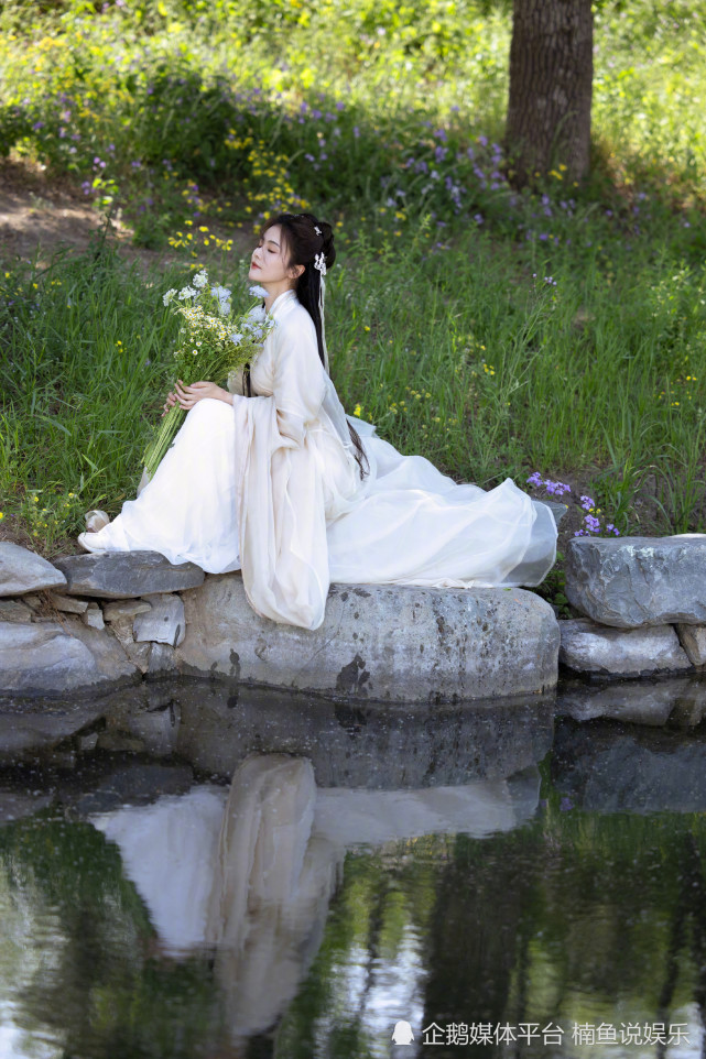 白鹿是仙女下凡吧?穿古装拍古风写真,置身湖边宛如温柔大小姐