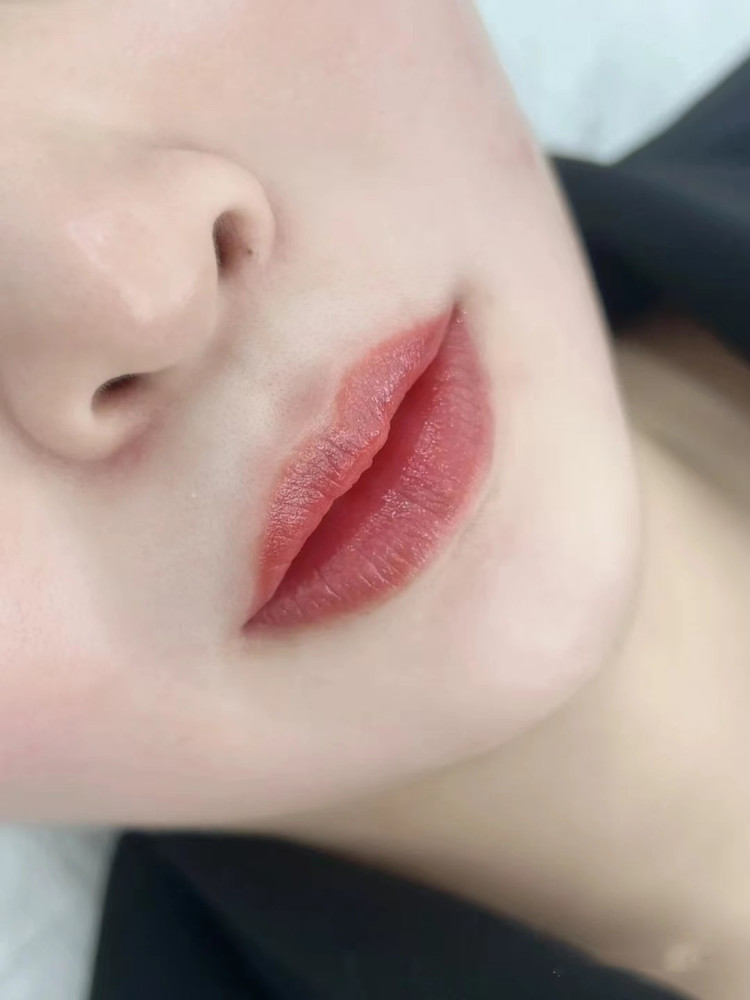 不上不下的暗沉肤色,当然不踩雷就是以橘色系为主的唇色,提亮肤色