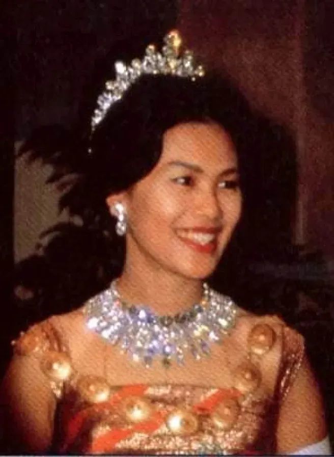 泰国王太后90大寿：和国王反目比《甄嬛传》狗血，年轻时大牌珠宝成堆…