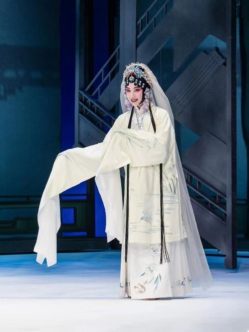 而张军对柳梦梅更可以说烂熟于胸,演出版本历经无数,可能还是迄今唯一