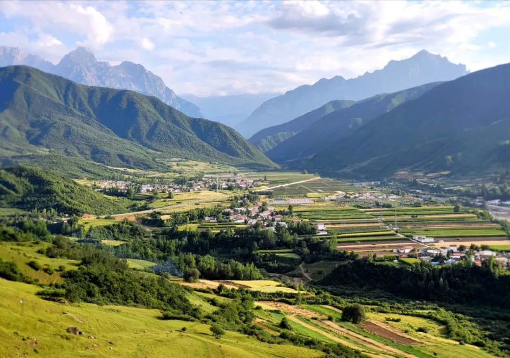 积石山上景观多旅游大通道掠影