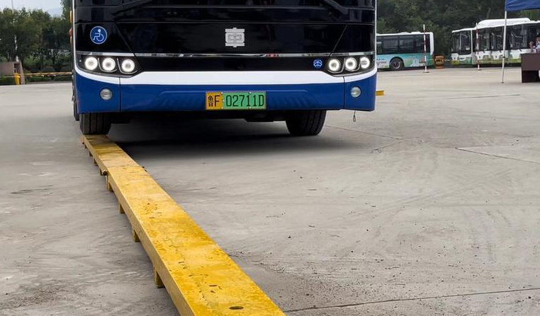 烟台30名公交驾驶员比武秀车技