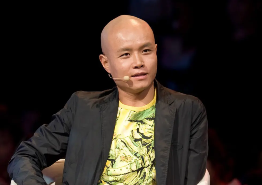 前脚在线征婚后脚就悼念去世前妻主持人乐嘉隐退多年变肌肉男