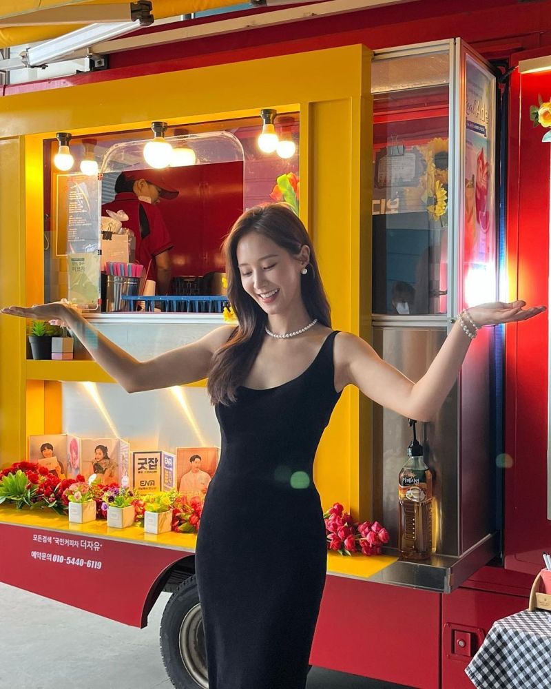 少女时代黑珍珠权俞利33岁身穿黑色礼服的迷人魅力