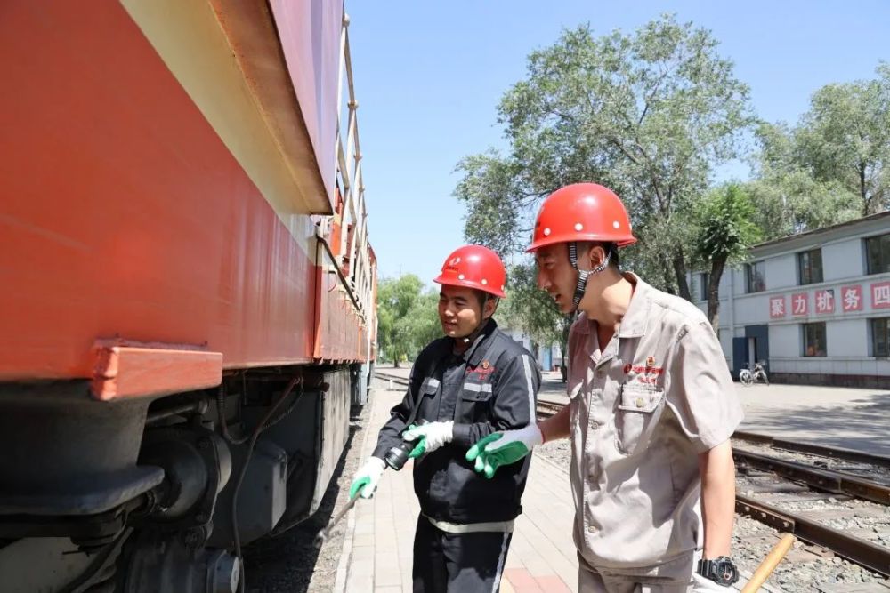 在运输部机务作业部有这样一对师徒,师傅杨长顺,徒弟段长宏,工作中