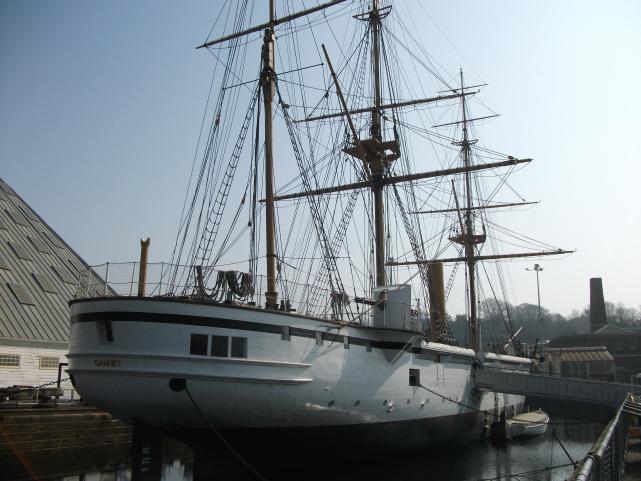 7英寸前装线膛架退炮安装在旋转炮座上,在舰艏2侧的船腰炮房开口射击