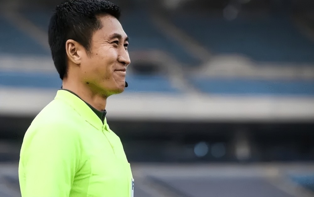 马宁又惹争议!半场3次判罚惹怒主队球迷,遭全场国骂问候_腾讯新闻