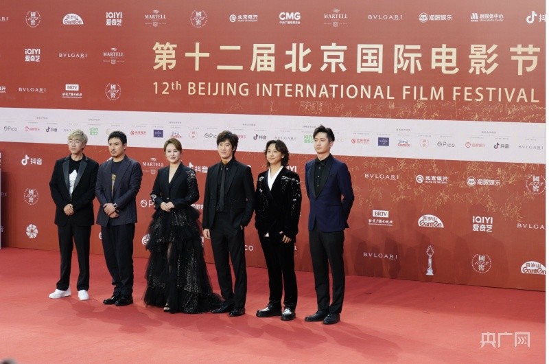 百余名电影人亮相第十二届北京国际电影节开幕式红毯人民教育出版社