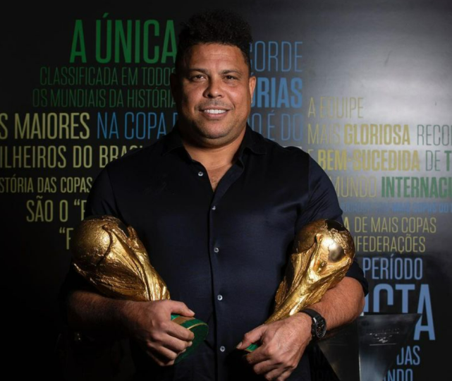 70后罗纳尔多携90后女友出海游,胖到背面照都能看到肚子