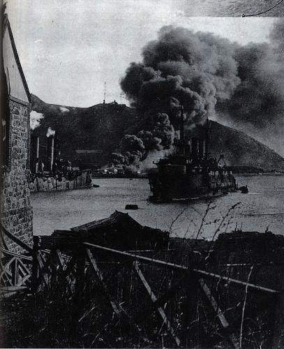 2月8日午夜,正當俄國軍官在旅順要塞舉行慶祝艦隊司令施塔克將軍夫人