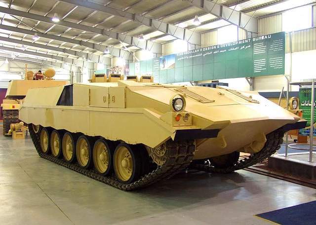 鳄鱼重型装甲步兵战车,在百夫长坦克基础上升级,能衍生变形车