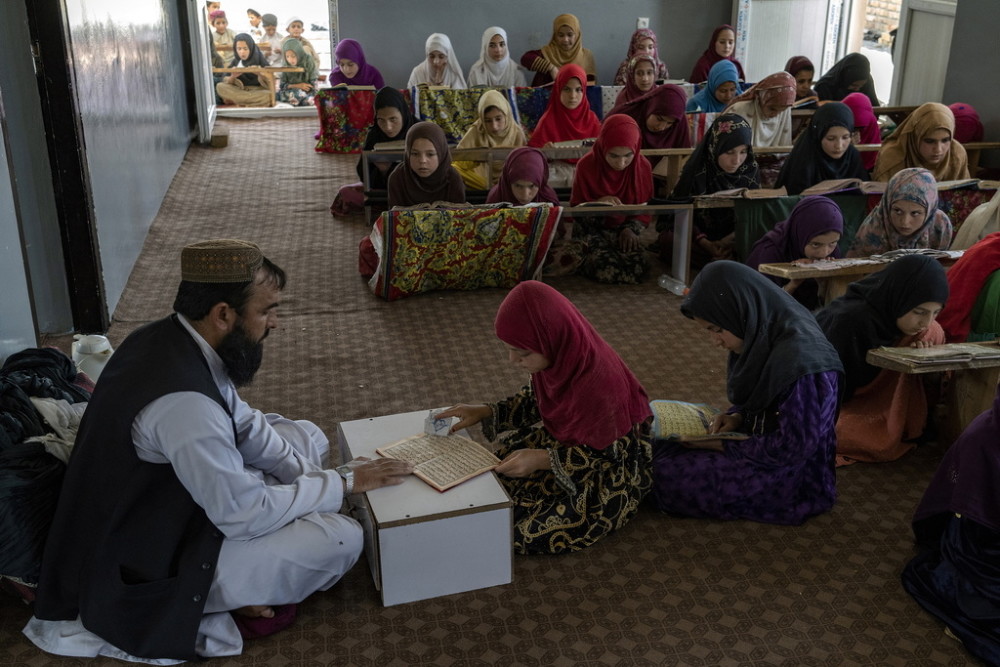 早安·世界｜重返学校遥遥无期，阿富汗女孩教育转入“地下”