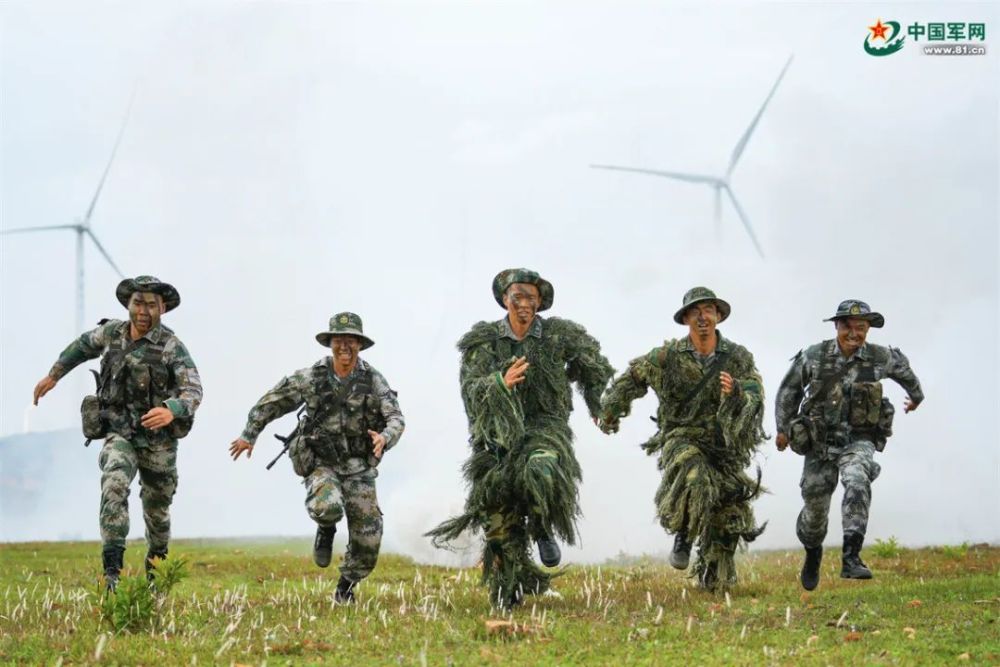 满满安全感！一层住着3位退役军人，分别曾服役于海军、陆军、武警菲尔普斯