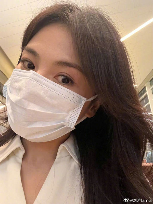 刘涛晒戴口罩自拍照分享趣事 匆忙赶飞机口罩戴反直呼尴尬_腾讯新闻