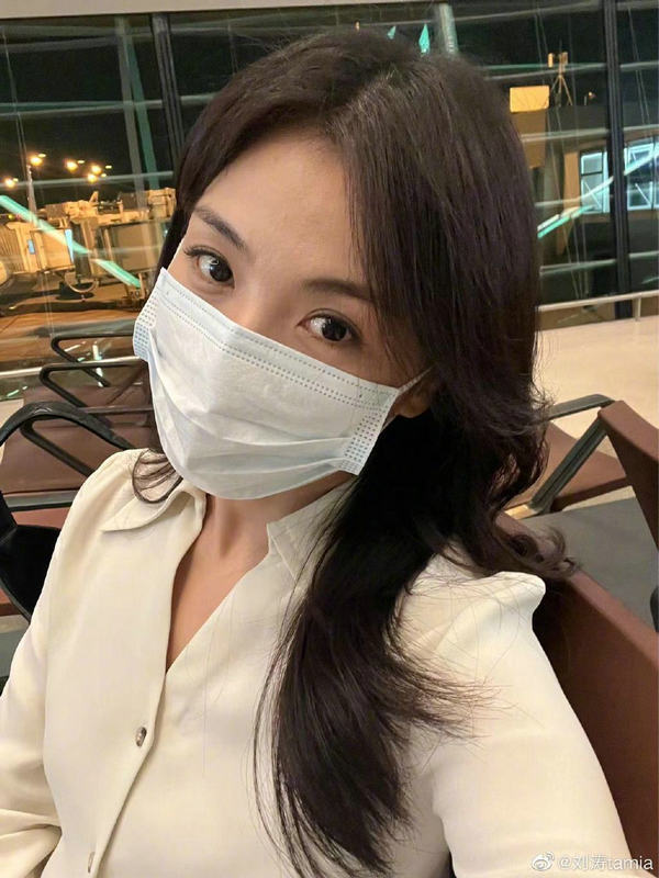 刘涛晒戴口罩自拍照分享趣事 匆忙赶飞机口罩戴反直呼尴尬_腾讯新闻