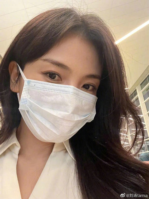 刘涛晒戴口罩自拍照分享趣事 匆忙赶飞机口罩戴反直呼尴尬_腾讯新闻