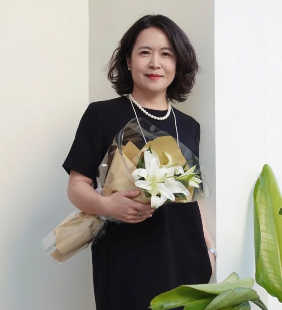 建议过了50岁的女人:不穿艳装,不戴金器,不留长发,老了也优雅插图5