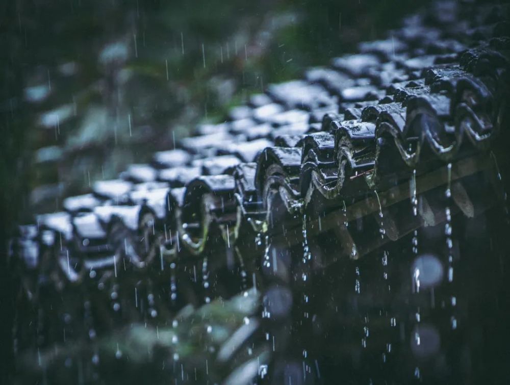 屋檐躲雨唯美图片图片