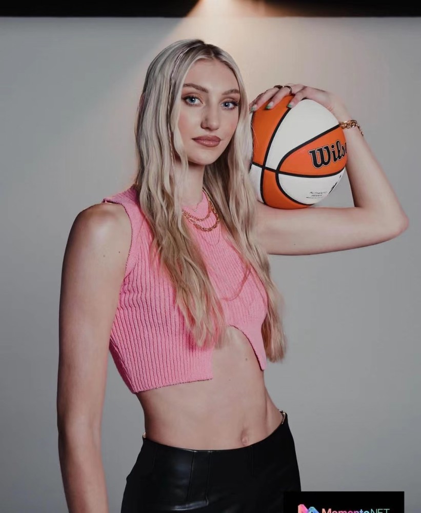 在今年的勇士总冠军游行中,卡梅伦-布林克也登上了游行车,和哥哥一起