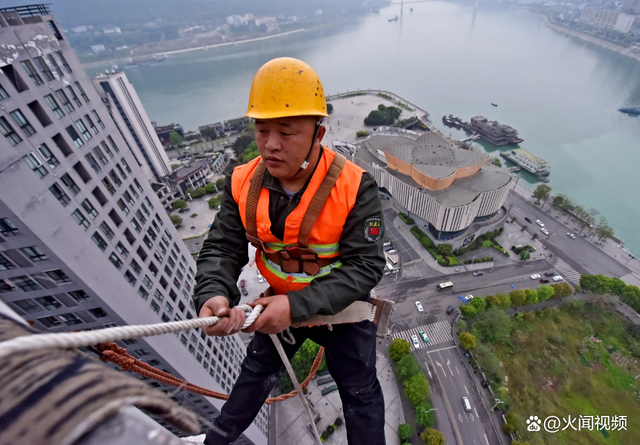 工人高空作业被住户泼水16次还被锅铲捅更可恨的还在后面